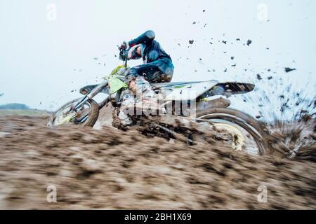Pilota di motocross durante la gara di motocross Foto Stock