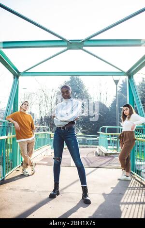 Giovani ballerini che si esibiscono in un parco skate Foto Stock