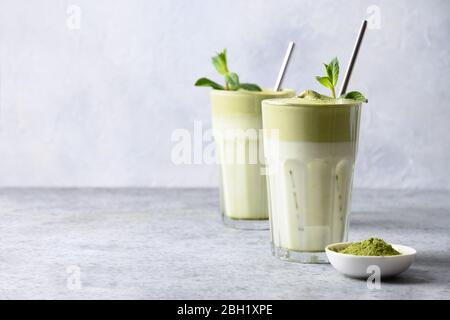 Due bicchieri di tè Dalgona Matcha latte con tè montato. Primo piano. Spazio per il testo. Foto Stock