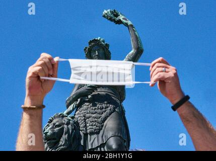 Monaco di Baviera, Germania, 22 aprile 2020. Foto simbolo la statua della Baviera con protezione della bocca a causa della cancellazione del festival della birra oktoberfest WIESN 2020 a causa della malattia del virus Corona (COVID-19) il 22 aprile 2020 a Monaco di Baviera, Germania. © Peter Schatz / Alamy Live News Foto Stock