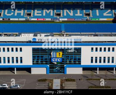 Chemnitz, Germania. 22 aprile 2020. Lo 'Stadion an der Gellertstraße', sede del Chemnitzer FC (CFC). A causa della pandemia di Corona, il gioco nella terza divisione è sospeso fino alla fine di aprile. (Vista aerea con drone) Credit: Jan Woitas/dpa-Zentralbild/ZB/dpa/Alamy Live News Foto Stock