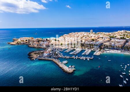 Spagna, Isole Baleari, Colonia di Sant Jordi, Vista aerea della città costiera con chiara linea d'orizzonte sul Mar Mediterraneo sullo sfondo Foto Stock