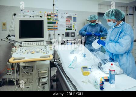 Medici che preparano la stanza di trauma di un ospedale Foto Stock