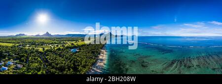 Mauritius, Fiume Nero, Flic-en-Flac, panorama aereo del sole che splende sulle palme lungo la spiaggia costiera in estate Foto Stock