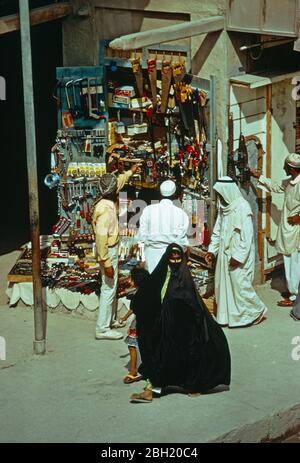 Qatar, persone, Donna nel mercato. Foto Stock