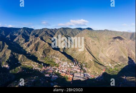 Spagna, Provincia di Santa Cruz de Tenerife, Vallehermoso, veduta aerea della città situata nella valle collinare dell'isola di la Gomera Foto Stock