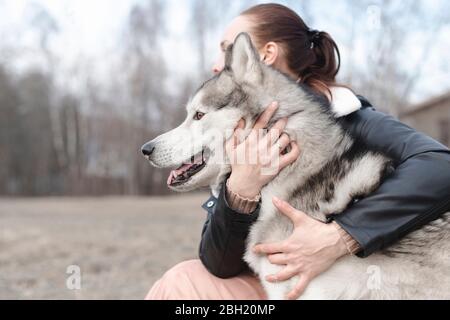 Donna che abbraccia il suo cane Foto Stock