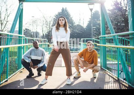 Giovani ballerini che si esibiscono in un parco skate Foto Stock