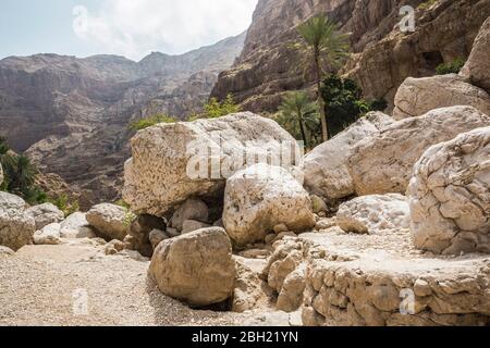 Oman, il Governatorato Nord di Sharqiyah, Boulders nella valle di Wadi Shab Foto Stock