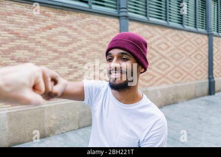 Ritratto di uomo sorridente che urla pugno Foto Stock