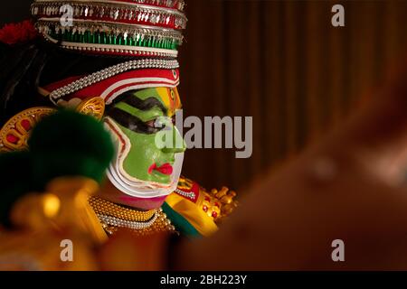 Ballerina di Kathakali che si esibisce. Foto Stock