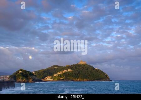 Spagna, Gipuzkoa, San Sebastian, Nuvole sopra Monte Igueldo al crepuscolo Foto Stock