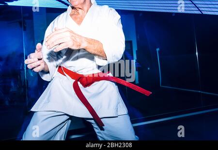 Sezione centrale del karate di esercitazione dell'uomo anziano Foto Stock