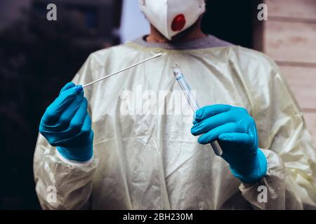 Kit di analisi con tampone per operatori sanitari per test PCR Foto Stock