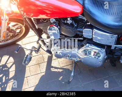 Closeup moto lato motore riflettente metallo. Effetto di colorazione della luce Foto Stock