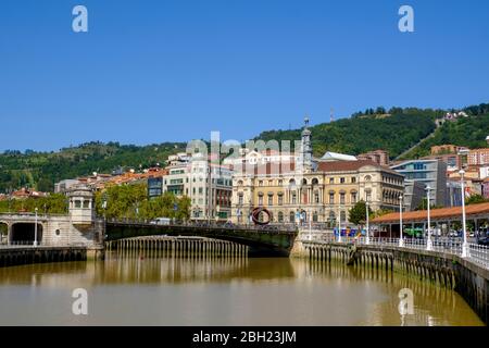 Spagna, Biscaglia, Bilbao, cielo azzurro trasparente sopra il ponte ad arco attraverso il canale del fiume Nervion Foto Stock