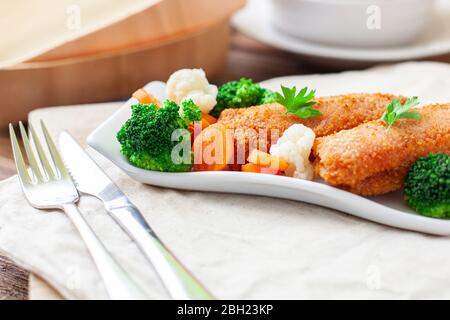 due fette di bistecca o prosciutto con una fetta di formaggio in mezzo, fritto in pangrattato Foto Stock