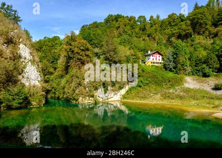 Francia, Pirenei Atlantici, Sainte-Engrace, lago e casa appartata nella riserva naturale Les Gorges de Kakuetta Foto Stock