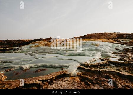 Acqua tra il paesaggio vulcanico a Dallol Geotermia zona, Danakil depressione, Etiopia, Afar Foto Stock