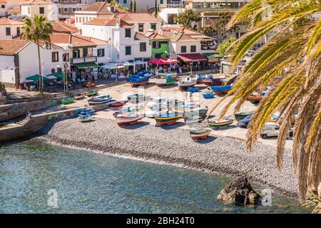 Portogallo, Madeira, Camara de Lobos, Barche lasciato sulla spiaggia della città costiera in estate Foto Stock