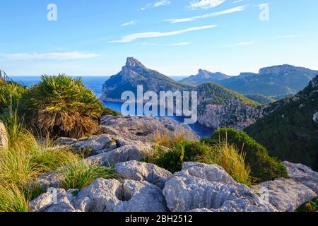 Spagna, Maiorca, Pollenca, vista panoramica della penisola di Cap de Formentor vista da Mirador es ColomerDirectionsSave Foto Stock