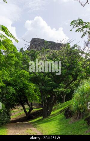 Splendida vista di Fort Rodney a Pigeon Island a Santa Lucia da un sentiero che conduce ad essa Foto Stock