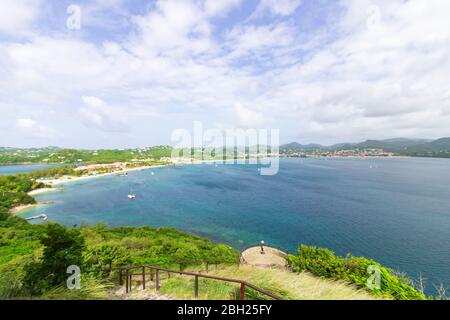 Vista panoramica cielo panoramica mare della baia blu mare e cielo e verde paesaggio dal percorso che conduce al forte Rodney a Pigeon Island National Foto Stock