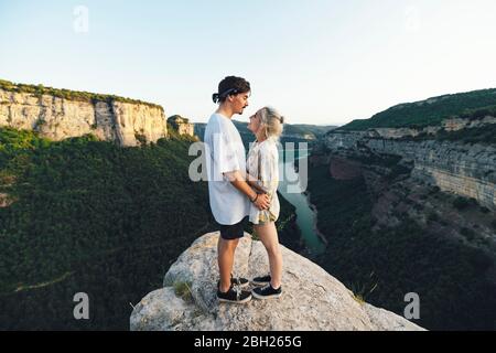 Giovane coppia innamorata in piedi su ViewPoint, Sau Reservoir, Catalogna, Spagna Foto Stock