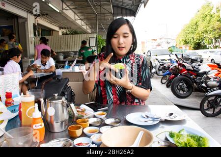 SONGKLA, THAILANDIA - AGOSTO 17 : le donne thailandesi selezionano buy and eat dim sum and gnocchi and chinese farcito panna e cibo al ristorante locale Street food A. Foto Stock