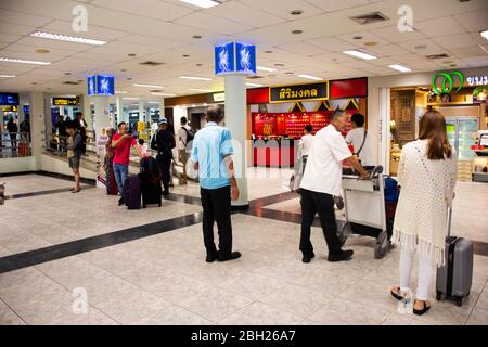 SONGKHLA, THAILANDIA - 17 AGOSTO : persone thailandesi e stranieri a piedi e in attesa di check-in e arrivo partenza all'interno di Hat Yai internazionale Foto Stock