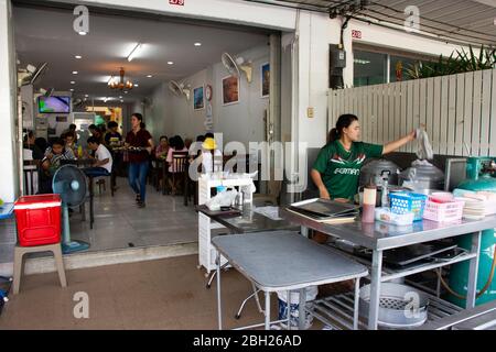 SONGKLA, THAILANDIA - AGOSTO 17 : la gente tailandese vendita e cucina dim sum e gnocchi e cinese farcita panna e cibo al ristorante locale Street food a. Foto Stock