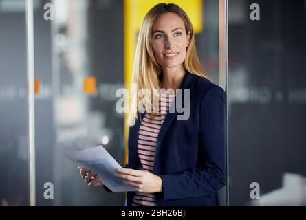 Imprenditrice azienda documenti di office Foto Stock