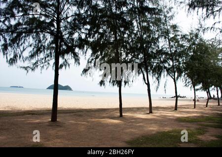 Movimento e flusso di acqua delle onde nel mare a Samila Beach a Songkhla, Thailandia Foto Stock