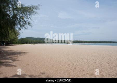 Movimento e flusso di acqua delle onde nel mare a Samila Beach a Songkhla, Thailandia Foto Stock