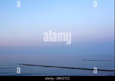 Germania, Meclemburgo-Pomerania occidentale, Zingst, cielo sereno sulle coste del Mar Baltico al tramonto Foto Stock