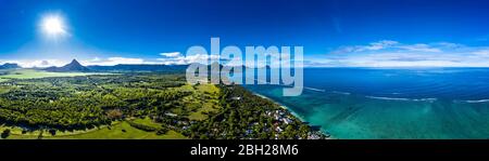 Mauritius, Fiume Nero, Flic-en-Flac, panorama in elicottero di sole che splende sull'Oceano Indiano e villaggio costiero Foto Stock