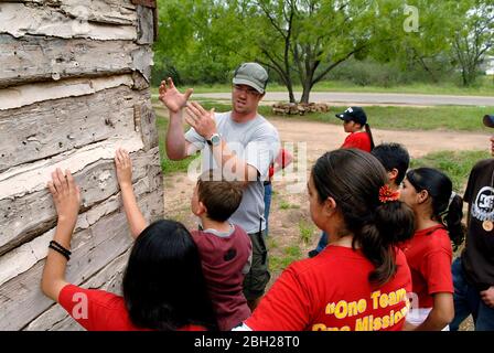 Granite Shoals, Texas, 1 maggio 2007: Gli studenti ispanici di 12 e 13 anni di IDEA Academy, una scuola pubblica charter di Brownsville, sperimentano un campo di istruzione all'aperto di tre giorni per aiutare a promuovere la leadership e la crescita personale. Gli studenti e un consulente guardano a una vecchia casa del Texas costruita nel 1890 sulla proprietà. ©Bob Daemmrich Foto Stock