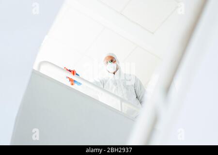 Personale addetto alla pulizia con disinfettante Foto Stock