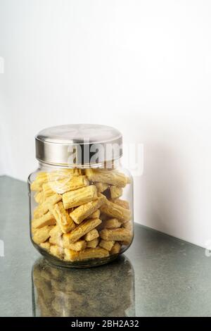 set di tradizionale spuntino indonesiano del ramadan. nastar Foto Stock