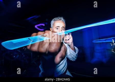 Composto di uomo anziano che pratica il karate Foto Stock