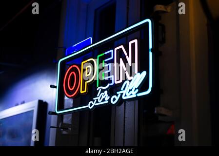 USA, New York City, Neon segno dicendo aperto Foto Stock