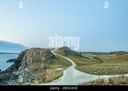 Vista della croce a Ynys Llanddwyn, Anglesey, Galles del Nord, Regno Unito. Foto Stock