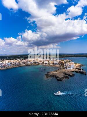 Spagna, Isole Baleari, Colonia di Sant Jordi, nuvole estive sulla città lungo la riva della baia di Cala Galiota Foto Stock