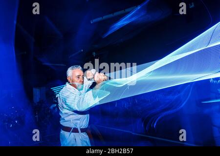 Composto di uomo anziano che pratica il karate Foto Stock