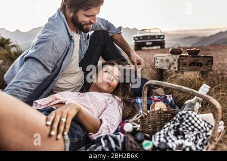 Coppia affettuosa che ha un picnic nella campagna Foto Stock