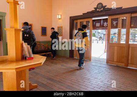 Il passeggero che attende il treno alla stazione di Shimoyoshida. Kawaguhiko, Giappone febbraio 9,2020 Foto Stock