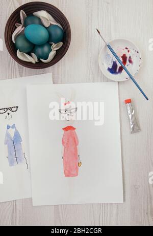 Uova di Pasqua e due dipinti acquerelli di coniglietti antropomorfi di Pasqua Foto Stock