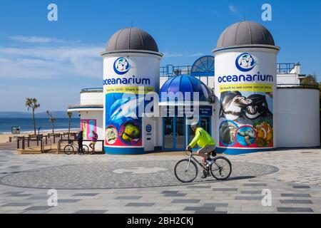 Oceanarium The Bournemouth Aquarium and Offshore cafè chiuso e Pier approccio vuoto a causa di Coronavirus a Bournemouth, Dorset UK nel mese di aprile Foto Stock