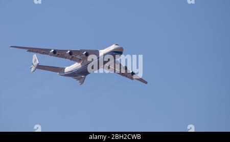 Ucraina, Kiev - 23 aprile 2020: Aereo da carico ucraino AN-225 Mriya Antonov è isolato su uno sfondo pianura. Vola nel cielo. Il più grande aereo Foto Stock