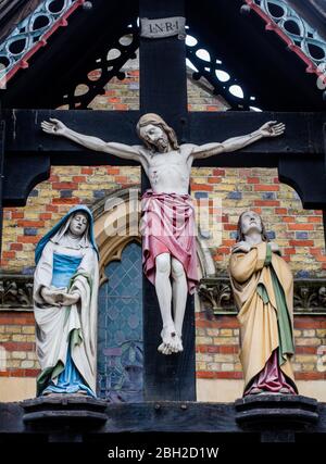 Tavolo della crocifissione fuori della HTB (Holy Trinity Brompton) Queen's Gate Church, Kensington, Londra Foto Stock